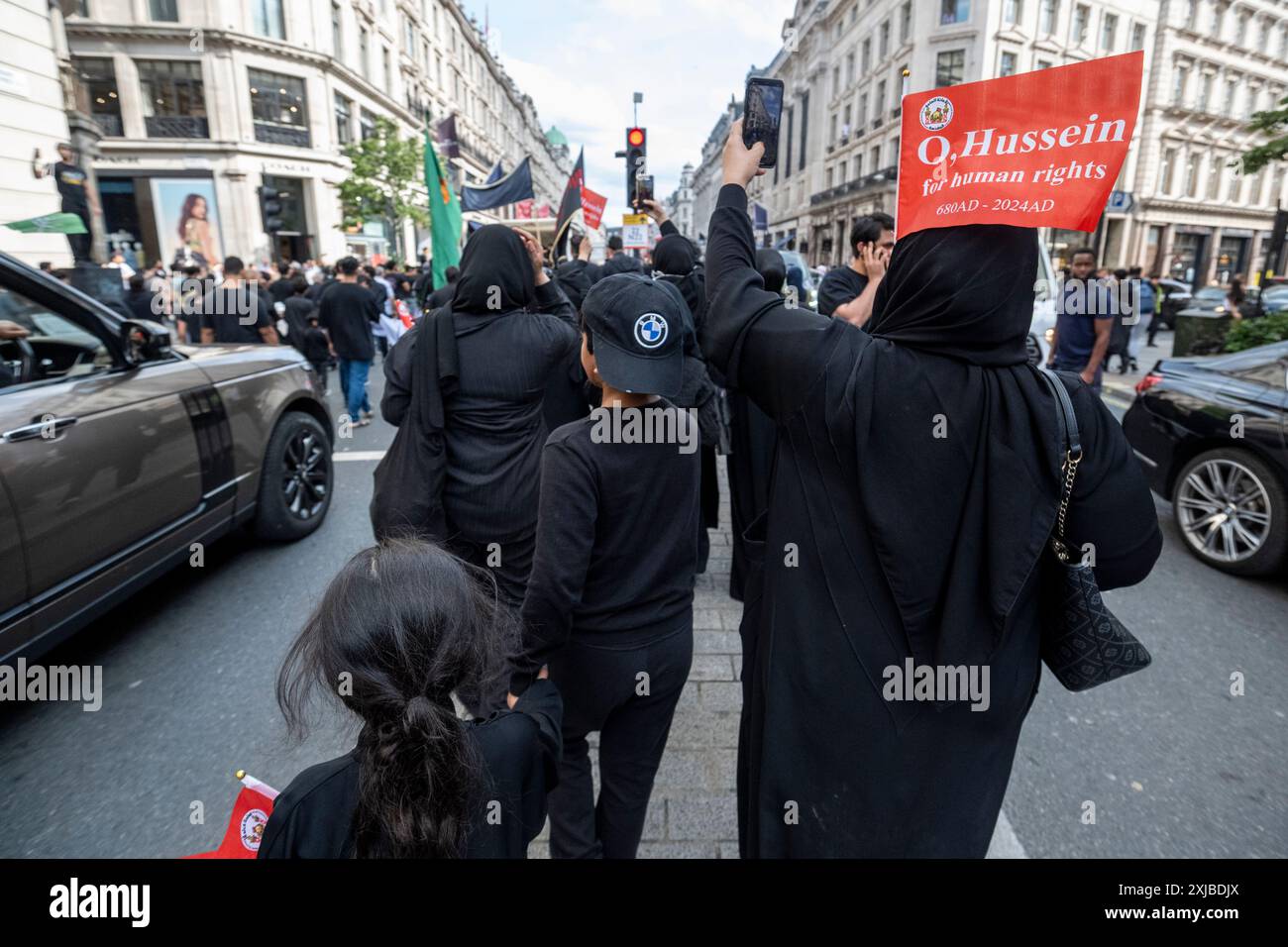 London, Großbritannien. 17. Juli 2024. Die Menschen auf der Regent Street erinnern Zehntausende von britischen Muslimen an das Martyrium von Hussain, dem Enkel des Propheten Mohammed, an dem so genannten Ashura, dem zehnten Tag auf Arabisch. Dieses friedliche Ereignis wird weltweit jährlich gefeiert, bei dem Menschen in Erinnerung gehen. In der Hauptstadt führte der Weg von Marble Arch nach Whitehall. Quelle: Stephen Chung / Alamy Live News Stockfoto