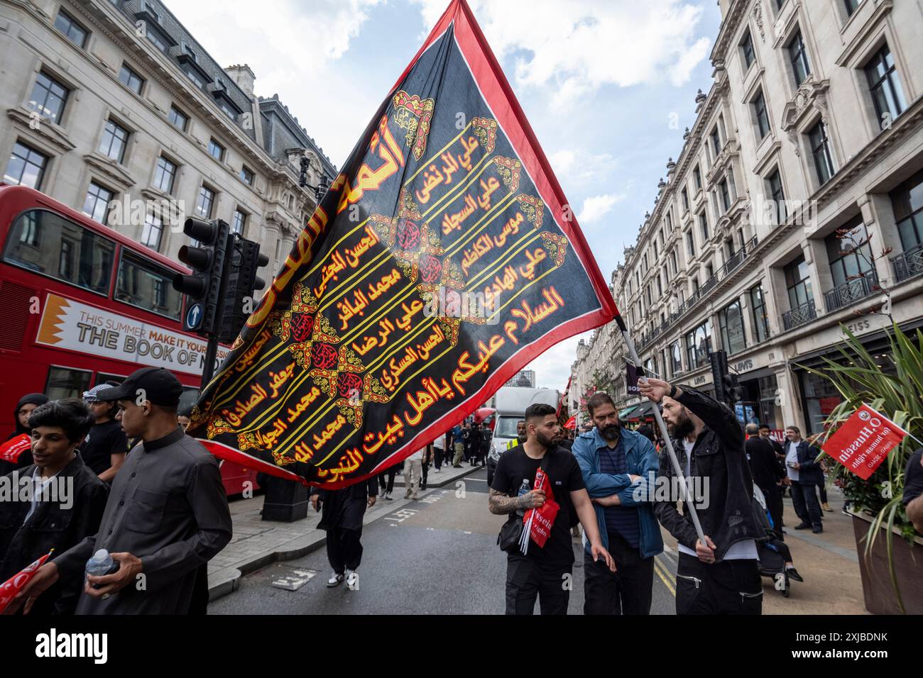 London, Großbritannien. 17. Juli 2024. Auf der Regent Street wird eine Flagge geschwenkt, während Zehntausende britische Muslime an dem Martyrium Hussains, Enkel des Propheten Mohammed, an dem zehnten Tag auf Arabisch, erinnern. Dieses friedliche Ereignis wird weltweit jährlich gefeiert, bei dem Menschen in Erinnerung gehen. In der Hauptstadt führte der Weg von Marble Arch nach Whitehall. Quelle: Stephen Chung / Alamy Live News Stockfoto