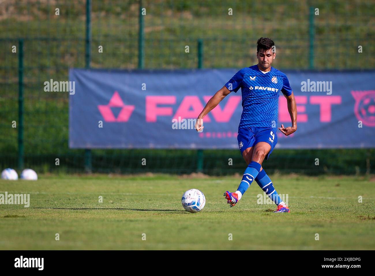 Lendava, Slowenien. Juli 2024. Raul Torrente von Dinamo Zagreb kontrolliert den Ball während des internationalen Freundschaftsspiels zwischen GNK Dinamo Zagreb und dem FC Kryvbas Kryvyi Rih am 17. Juli 2024 im Sportpark in Lendava. Foto: Matija Habljak/PIXSEL Credit: Pixsell/Alamy Live News Stockfoto