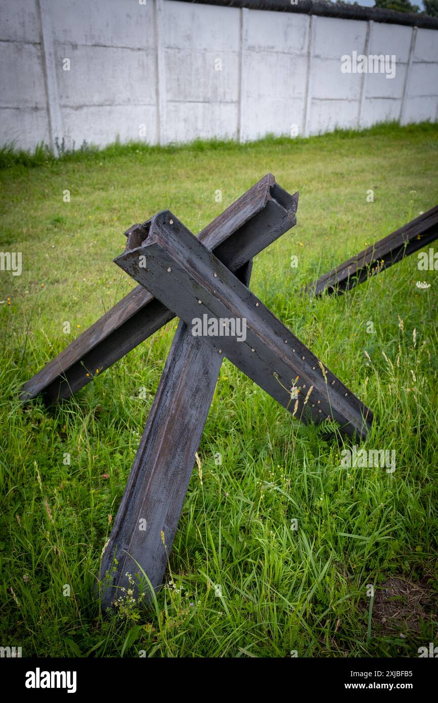 Reste der Mauer und Panzerabwehrbarrieren stehen noch heute entlang der ehemaligen deutsch-deutschen Grenze Stockfoto