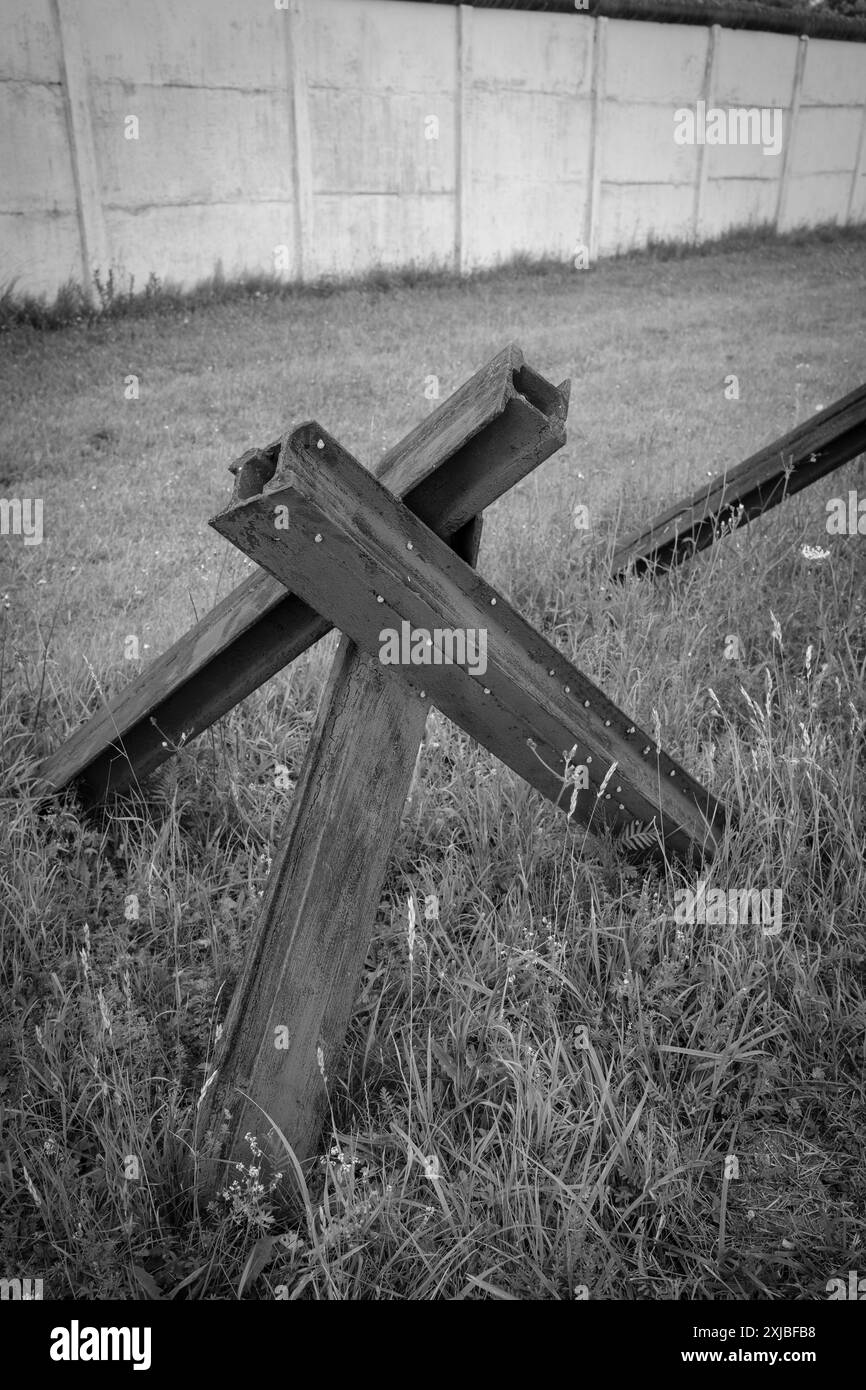 Reste der Mauer und Panzerabwehrbarrieren stehen noch heute entlang der ehemaligen deutsch-deutschen Grenze Stockfoto