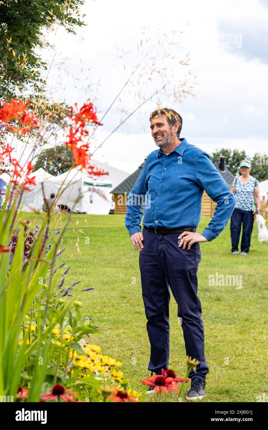 Adam Frost wurde am 17. Juli 2024 bei der RHS Tatton Park Flower Show in Knutsford, Cheshire, Großbritannien, für die Fernsehsendung Gardeners World gedreht Stockfoto