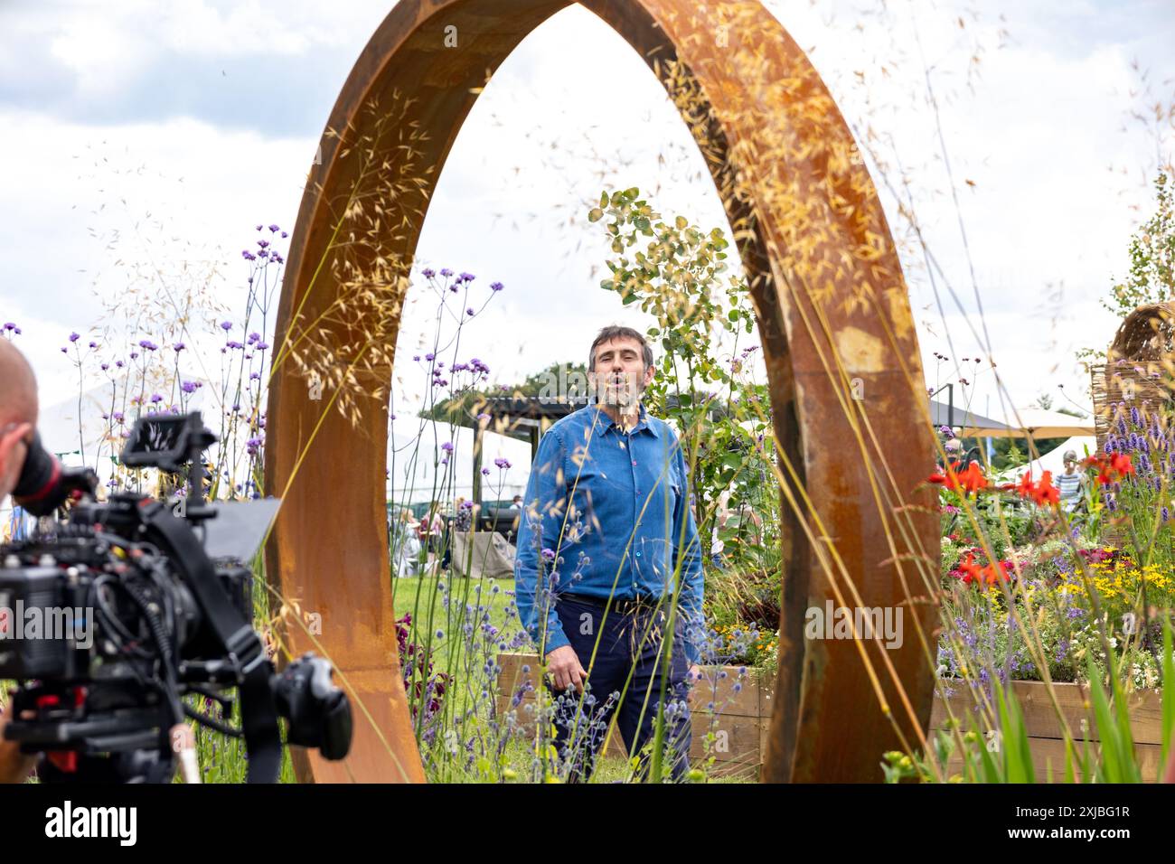 Adam Frost wurde am 17. Juli 2024 bei der RHS Tatton Park Flower Show in Knutsford, Cheshire, Großbritannien für die Fernsehsendung Gardeners World gedreht Stockfoto
