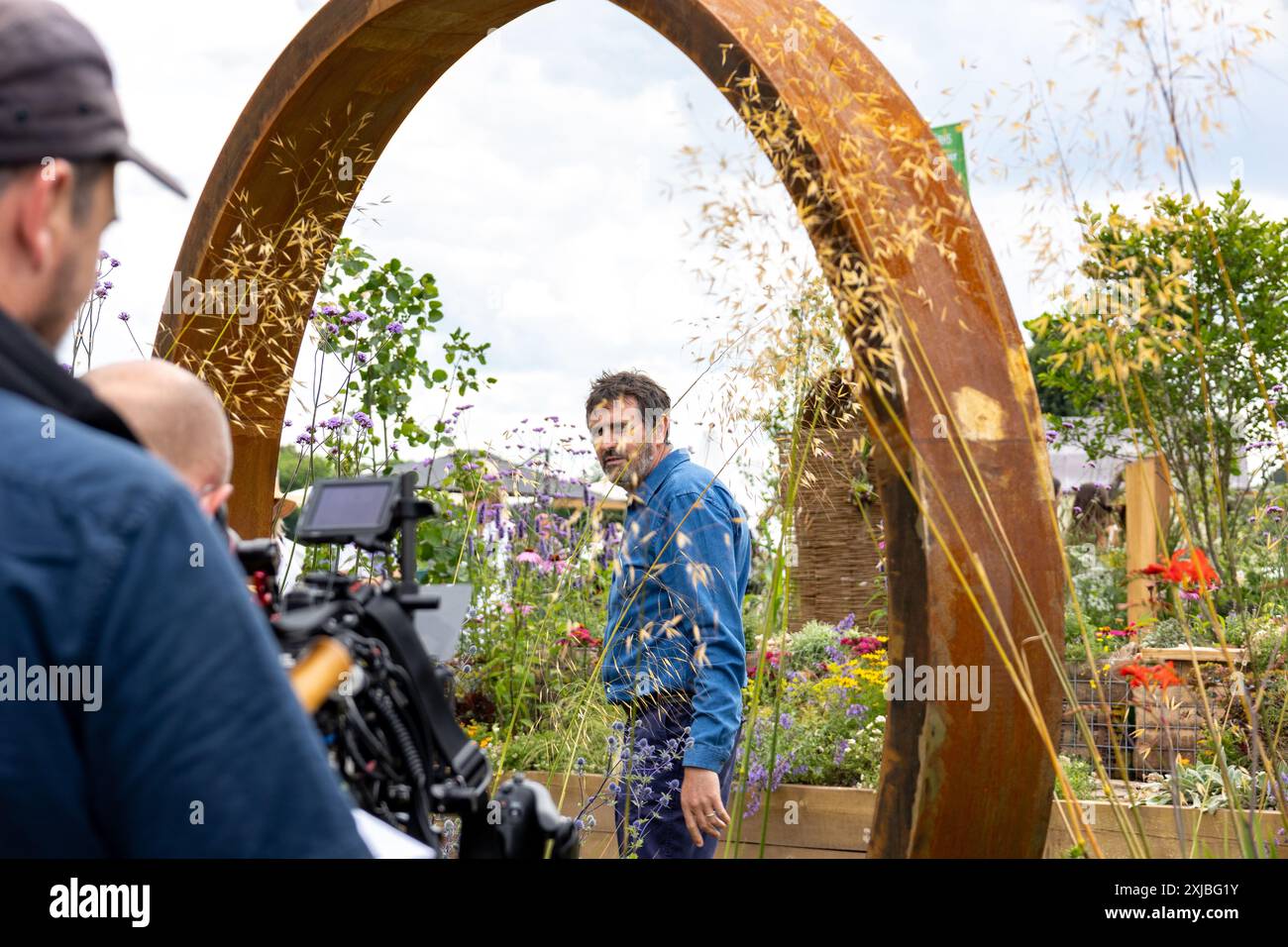 Adam Frost wurde am 17. Juli 2024 bei der RHS Tatton Park Flower Show in Knutsford, Cheshire, Großbritannien für die Fernsehsendung Gardeners World gedreht Stockfoto