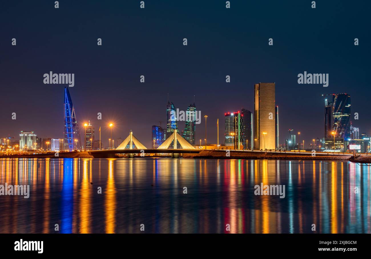 Manama, Bahrain bei Sonnenuntergang mit Megacity-Skyline, Wolkenkratzern, moderner Architektur, leuchtenden Lichtern der Stadt und urbanem Golf-Flair Stockfoto