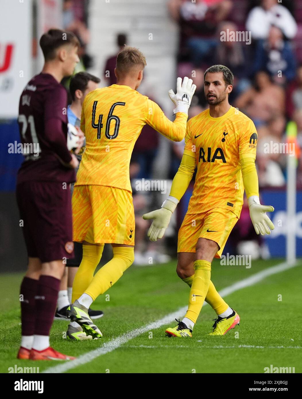 Tottenham Hotspur Torhüter Alfie Whiteman (rechts) wird während des Freundschaftsspiels im Tynecastle Park in Edinburgh durch Luca Gunter ersetzt. Bilddatum: Mittwoch, 17. Juli 2024. Stockfoto