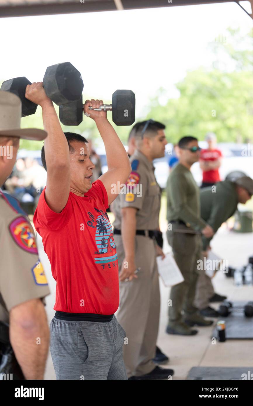 Florence Texas USA, 23. April 2024: Der staatliche Trooper des Texas Department of Public Safety hebt Gewichte im Rahmen des 12. Jährlichen Top Trooper Competition. DPS-Offiziere traten in den Bereichen Konditionierung, Schießen, Ausdauer und Fahrverhalten an. Insgesamt nahmen 120 Soldaten an den Rennen Teil und die beiden Gewinner erhielten neue Patrouillenfahrzeuge. ©Bob Daemmrich Stockfoto