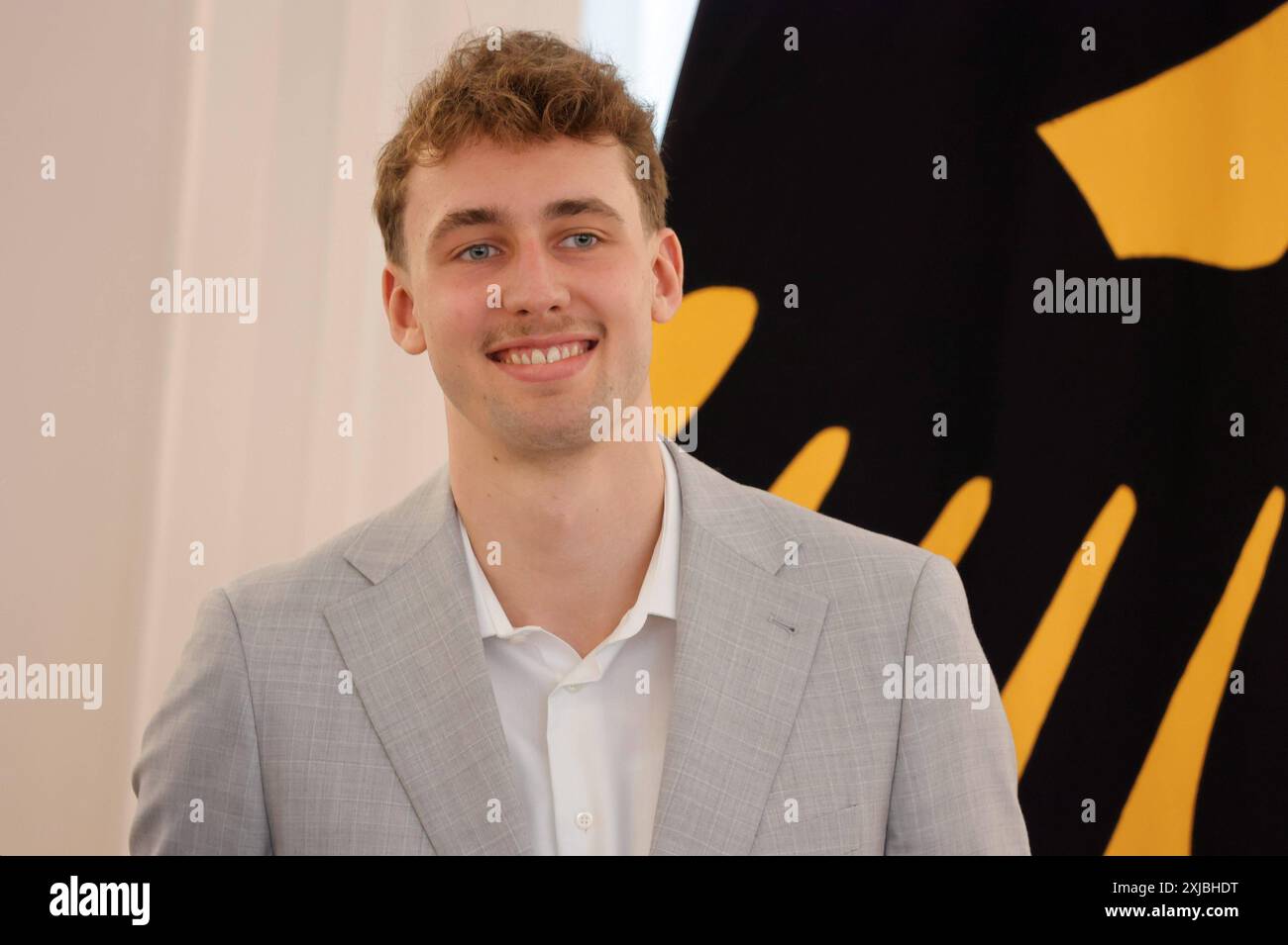 Franz Wagner, Deutschland, Berlin, Schloss Bellevue, Basketball-Weltmeister erhalten Silbernes Lorbeerblatt von Bundespräsident Steinmeier *** Franz Wagner, Deutschland, Berlin, Schloss Bellevue, Basketball-Weltmeister erhalten Silbernes Lorbeerblatt von Bundespräsident Steinmeier Stockfoto