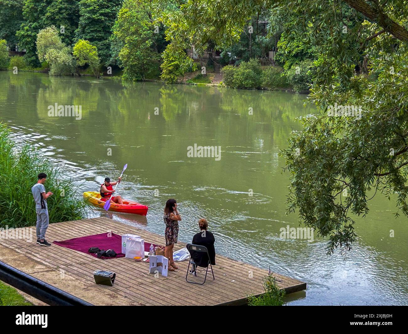 Champigny-sur-Marne, Frankreich, Gruppenmenschen, Riverside draußen genießen, Picknick, Kanufahrten auf dem Marne River, Pariser Vororte im Osten Stockfoto