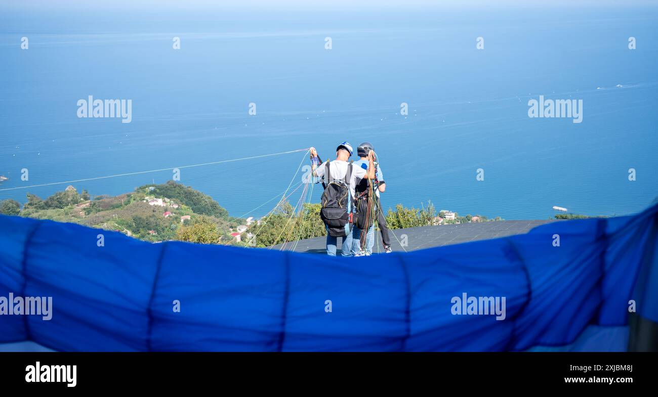 Paraglider Parachute Startet Cliff Stockfoto