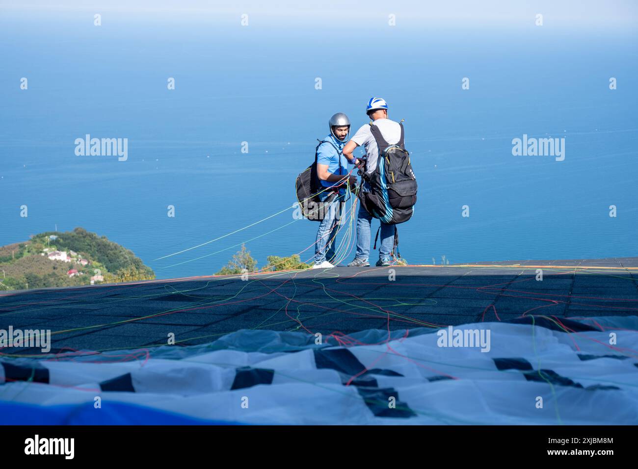 Paraglider Parachute Startet Cliff Stockfoto