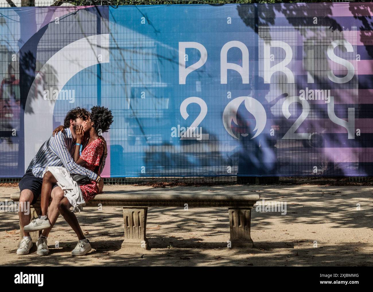 Saint Ouen, Paris, Frankreich. Juli 2024. 9 Tage vor den Olympischen Spielen beginnen die verschiedenen Stätten in der Hauptstadt und in ÃŽle-de-France noch weiter zu Formen. Die Polizei hat die Sicherheit in der Hauptstadt erhöht. Die Touristen beginnen, ihre Nachbarschaft zu übernehmen. (Kreditbild: © Sadak Souici/ZUMA Press Wire) NUR REDAKTIONELLE VERWENDUNG! Nicht für kommerzielle ZWECKE! Stockfoto