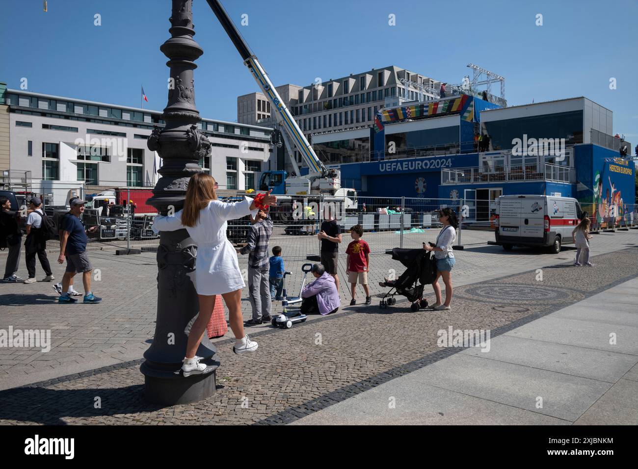 Brandenberg-Tor, Berlin. Das Leben in der Hauptstadt Deutschlands wird wieder normal, wenn das EURO24-Turnier endet und Touristen die Stadt weiterhin besuchen. Stockfoto