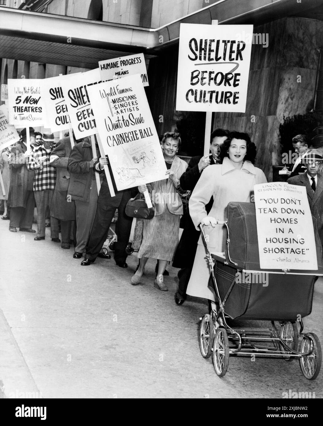 Mrs. Ellan Levitt, führende Streifenlinie, die gegen die Zerstörung des Stadtviertels Lincoln Square protestiert, um Lincoln Center, New York City, New York, USA, zu bauen. New York World-Telegram and the Sun Newspaper Photograph Collection, 1956 Stockfoto