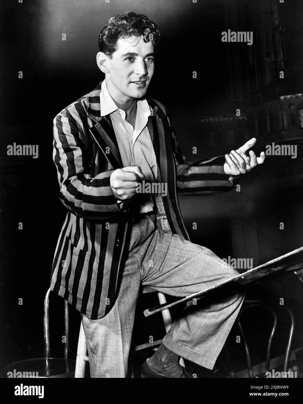 Leonard Bernstein, junger Dirigent und musikalischer Leiter der New York City Symphony, New York City, New York, USA, Fred Palumbo, New York World-Telegram and the Sun Newspaper Photograph Collection, 1945 Stockfoto