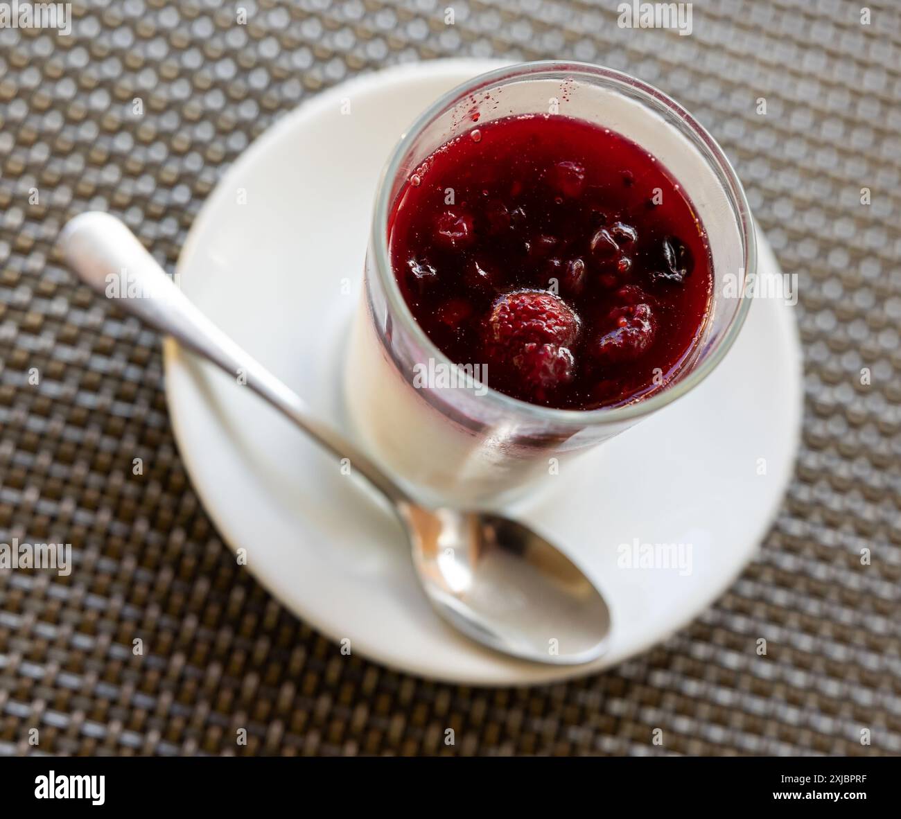 Leckerer, gesunder Joghurt mit Waldbeeren und Gebäckcreme Stockfoto