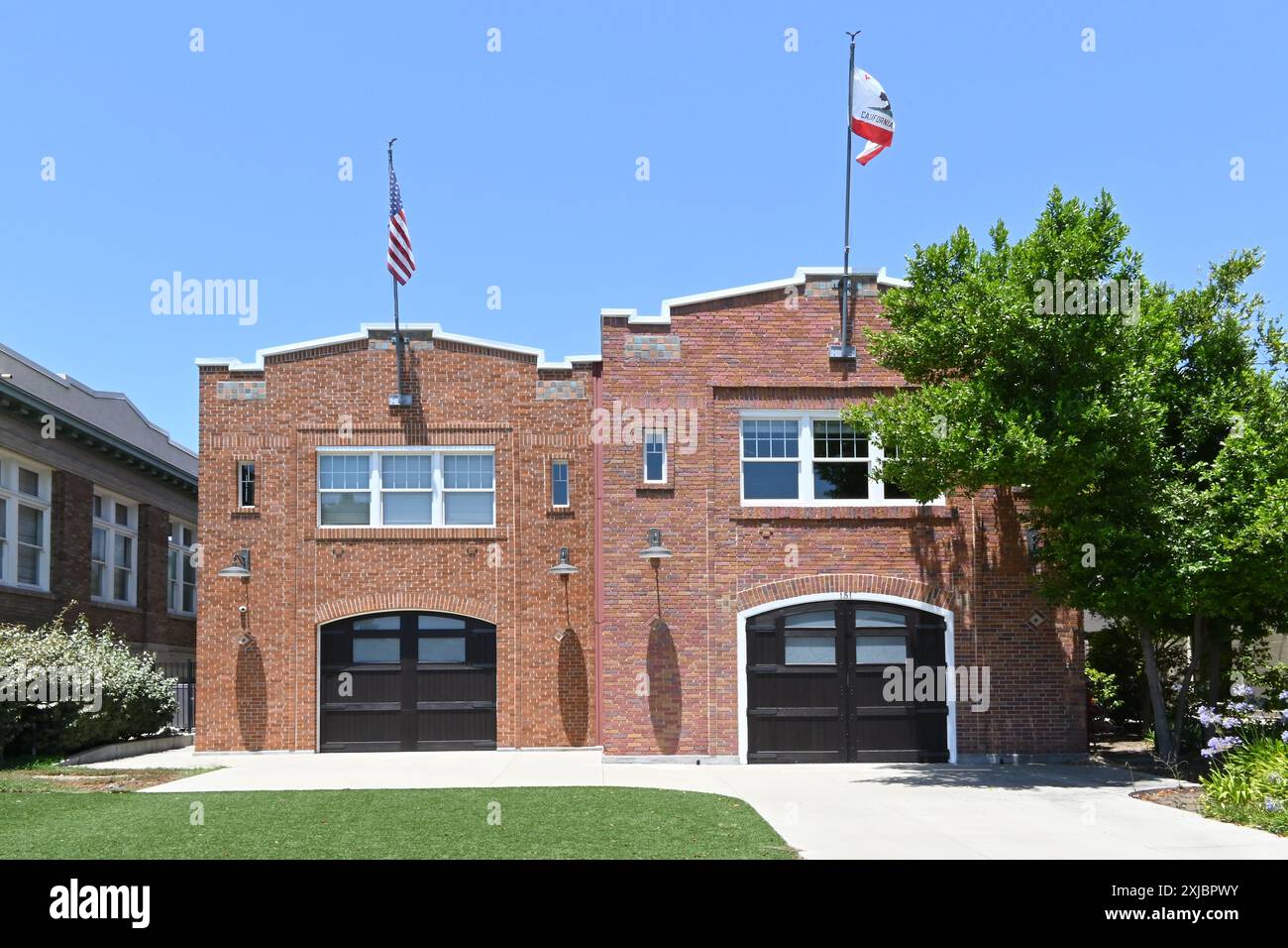 UPLAND, KALIFORNIEN - 14. JULI 2024: Das Old Historic Fire Department Building in der D Street. Stockfoto