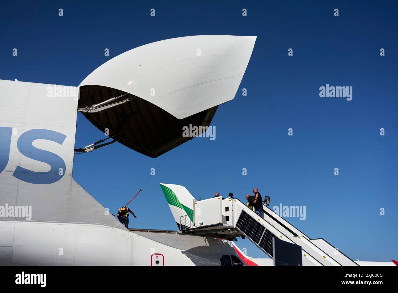 Der Deckdeckel eines airbus A300-600 BelugaST wurde geöffnet, um die riesige Frachtbucht, ILA Berlin 2024, für die Öffentlichkeit sichtbar zu machen. Stockfoto