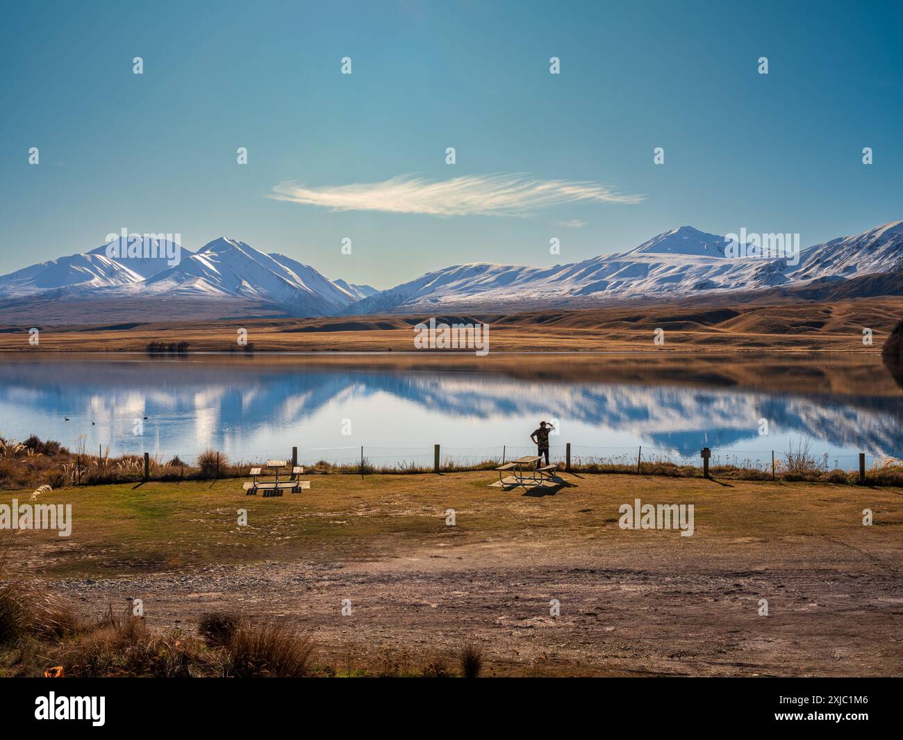 Die Nordalpen spiegeln sich im Lake Clearwater, Mid Canterbury, Neuseeland Stockfoto