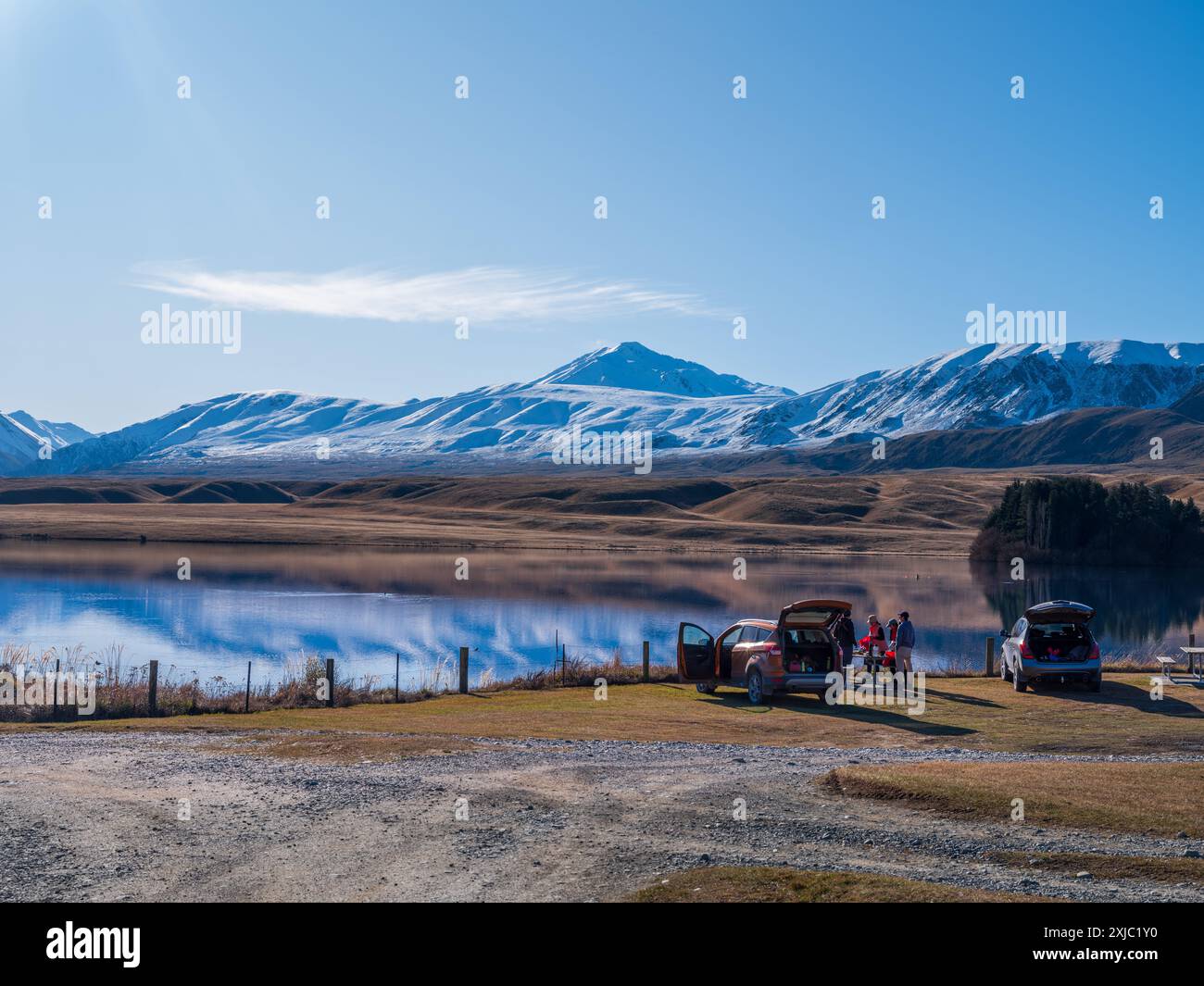 Die südlichen Alpen spiegeln sich im Lake Clearwater, Mid Canterbury, Neuseeland Stockfoto