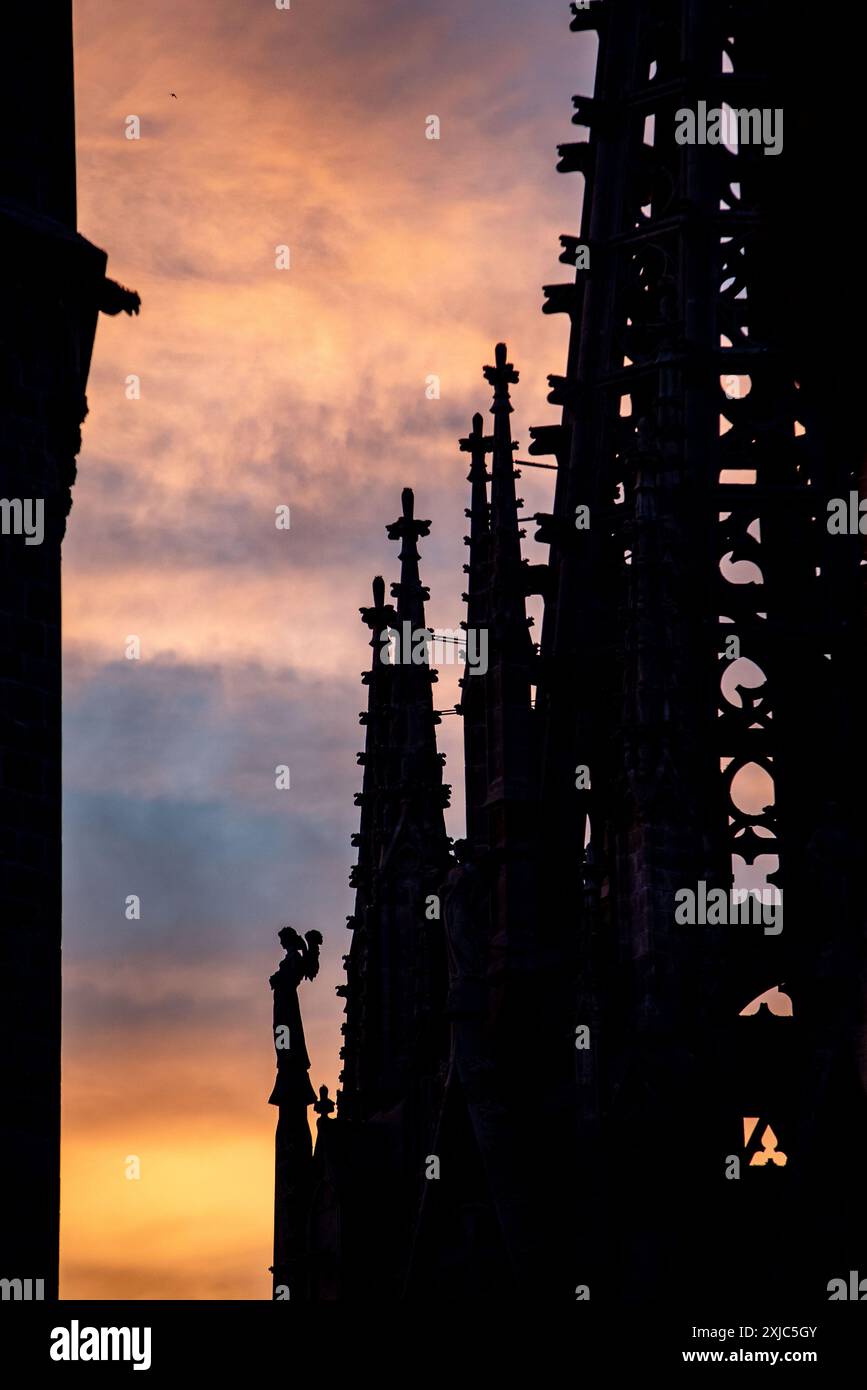 Der Laternenturm der Kathedrale von Barcelona ist in der Abenddämmerung vor dem Himmel zu sehen. Stockfoto
