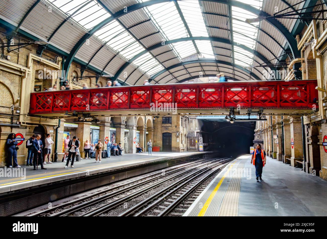 Passagiere warten auf einen Zug am Bahnsteig der Londoner U-Bahn-Station Paddington Stockfoto