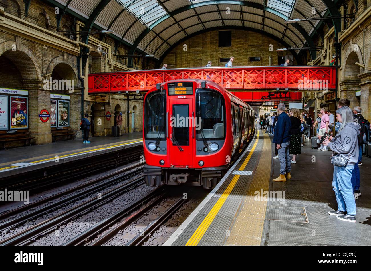 Ein Zug fährt an der Londoner U-Bahn-Station Paddington an. Stockfoto