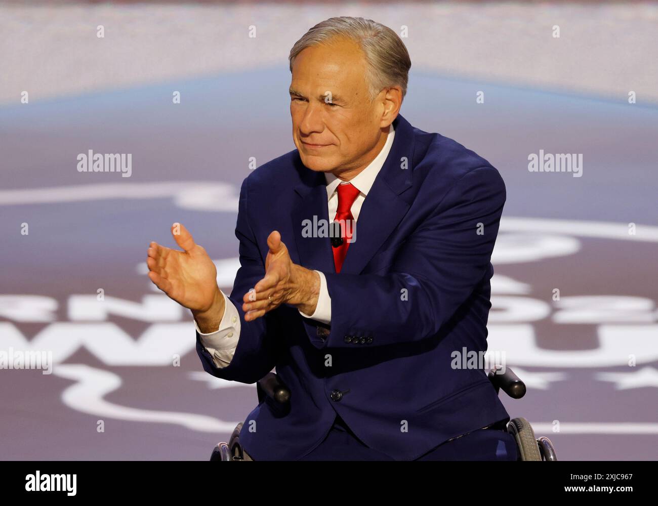 Milwaukee, Usa. Juli 2024. Greg Abbott, Gouverneur von Texas, spricht am Mittwoch, den 17. Juli 2024, auf der Republican National Convention 2024 im Fiserv Forum in Milwaukee, Wisconsin. Der dritte Tag der Konvention wird sich voraussichtlich auf die nationale Sicherheit und Außenpolitik konzentrieren. Foto: Tannen Maury/UPI Credit: UPI/Alamy Live News Stockfoto