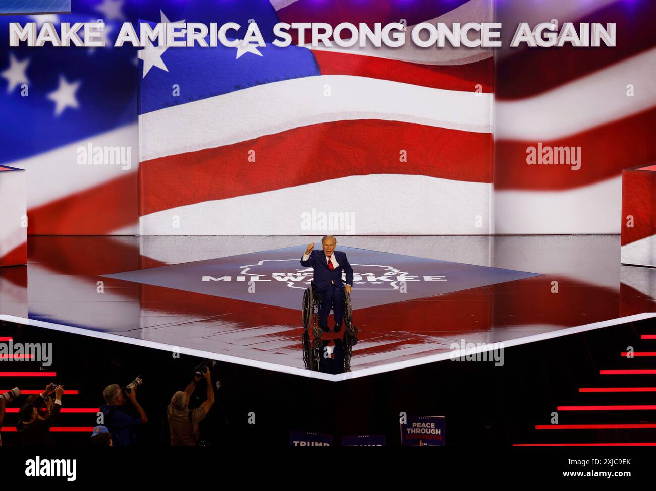 Milwaukee, Usa. Juli 2024. Greg Abbott spricht auf der Republican National Convention 2024 im Fiserv Forum in Milwaukee, Wisconsin am Mittwoch, den 17. Juli 2024. Der dritte Tag der Konvention wird sich voraussichtlich auf die nationale Sicherheit und Außenpolitik konzentrieren. Foto: Tannen Maury/UPI Credit: UPI/Alamy Live News Stockfoto