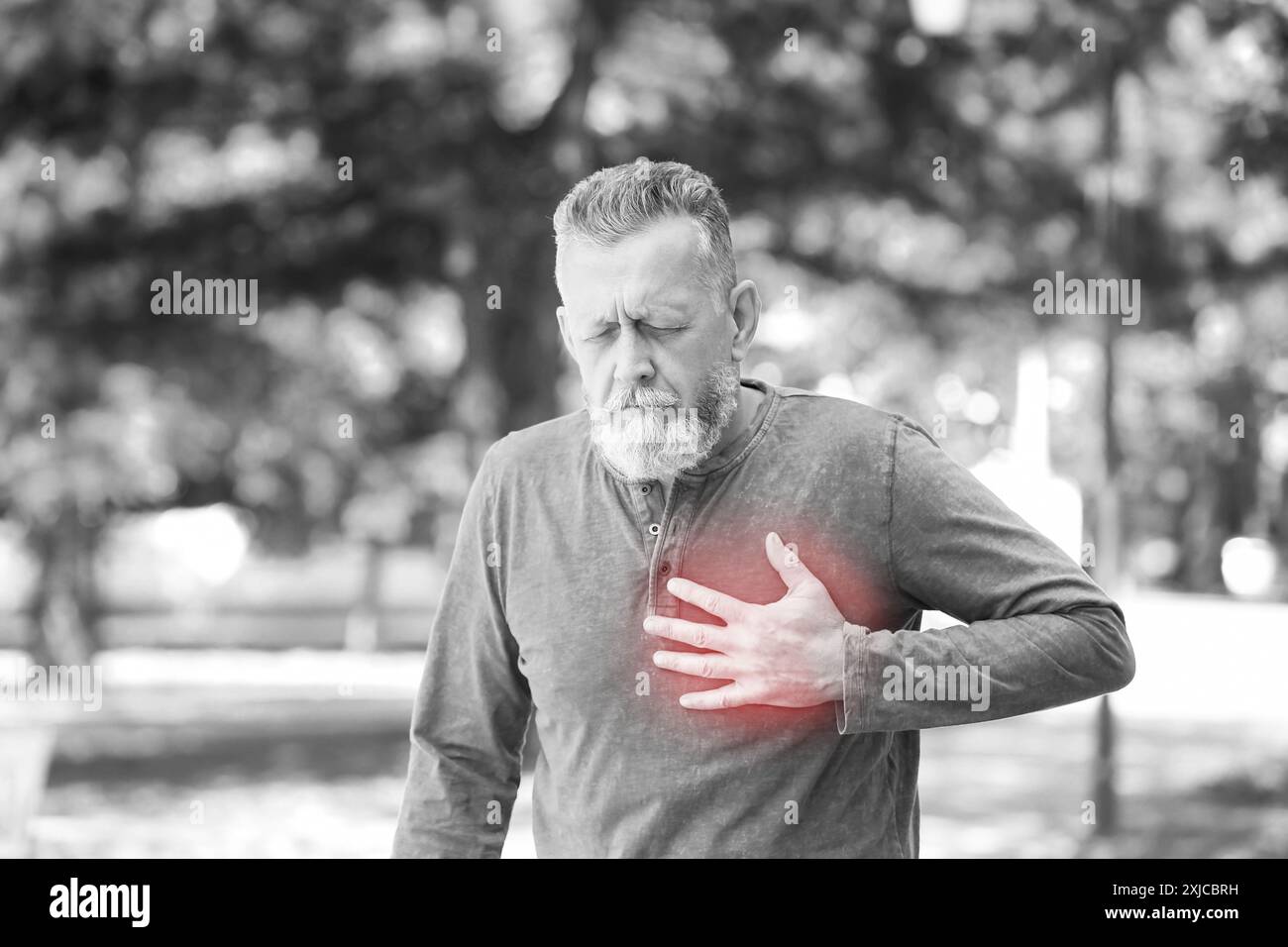 Herzinfarkt. Reifer Mann mit Schmerzen in der Brust im Freien Stockfoto