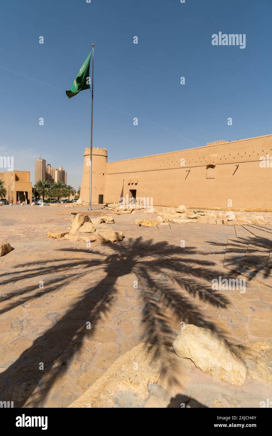Riad, Saudi-Arabien: Saudische Nationalflagge fliegt an einem sonnigen Tag über dem berühmten Masmak-Fort in der Altstadt von Riad in der Hauptstadt Saudi-Arabiens. Stockfoto