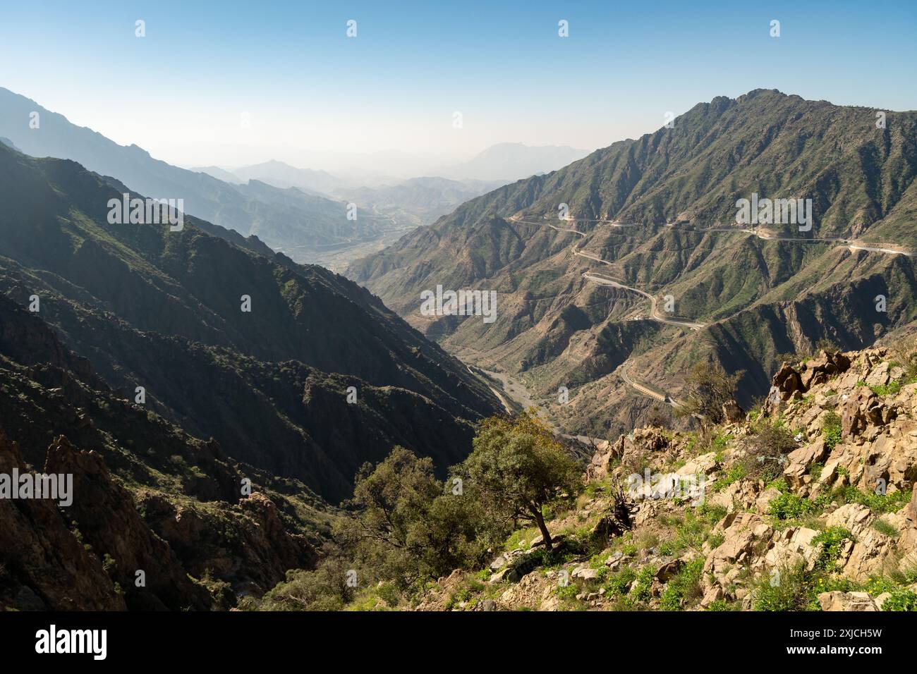 Al Bahah, Saudi-Arabien: Dramati-Ansicht der Bergstraße nahe Al Bahah in den Hijaz-Bergen in Saudi-Arabien im Nahen Osten Stockfoto