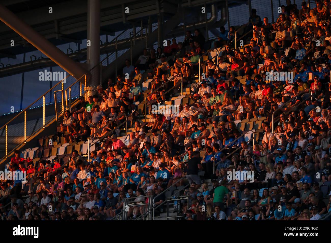 St. Paul, Minnesota, USA. Juli 2024. Fans sehen das Spiel während der ersten Hälfte eines MLS-Fußballspiels zwischen Minnesota United FC und D.C. United im Allianz Field. (Kreditbild: © Steven Garcia/ZUMA Press Wire) NUR REDAKTIONELLE VERWENDUNG! Nicht für kommerzielle ZWECKE! Stockfoto