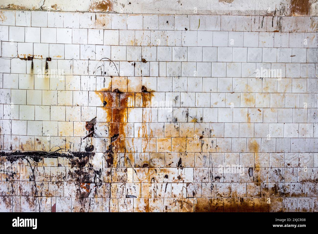 Hintergrund Einer Alten Schmutzigen, Rostigen Kachelwand Im Industriellen Innenraum Stockfoto