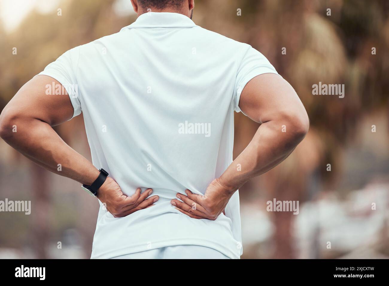 Rückenschmerzen, Tennis und Menschen mit Schmerzen, Outdoor und Leiden auf dem Platz für Wettkämpfe, Spieler und Sport. Verletzung, Uniform und Mensch mit Belastung von Stockfoto