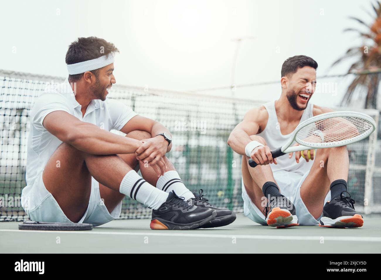 Freunde, Tennis und Pause mit Schläger, lachen und glücklich für Match mit Ausrüstung, Platz und Fitness für Sport. Outdoor, Team und Spiel für Menschen Stockfoto