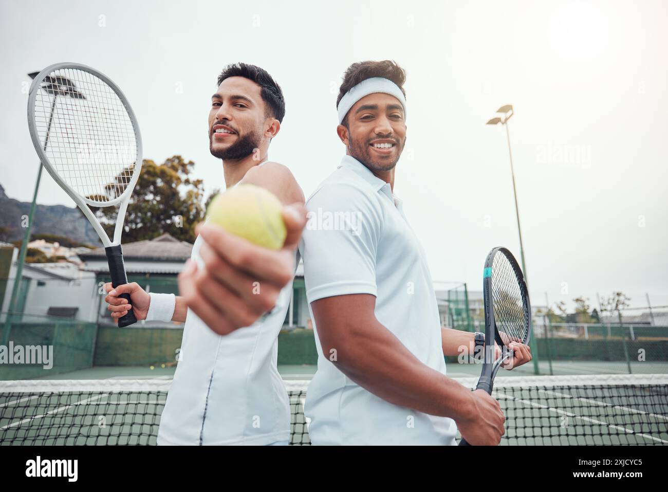 Freunde, Tennis und Männer mit Schläger, Porträt und glücklich für Match mit Ausrüstung, Platz und Fitness für Sport. Outdoor, Team und Spiel für Menschen Stockfoto