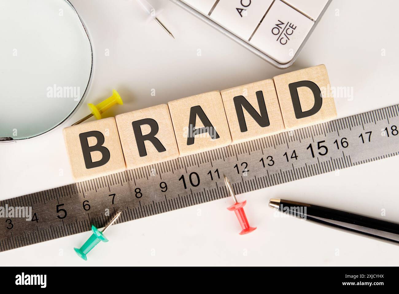 Inbound-Marketing-Strategie. Kopierbereich. Eine WORTMARKE auf Holzwürfeln, die entlang des Messlinals angeordnet sind Stockfoto