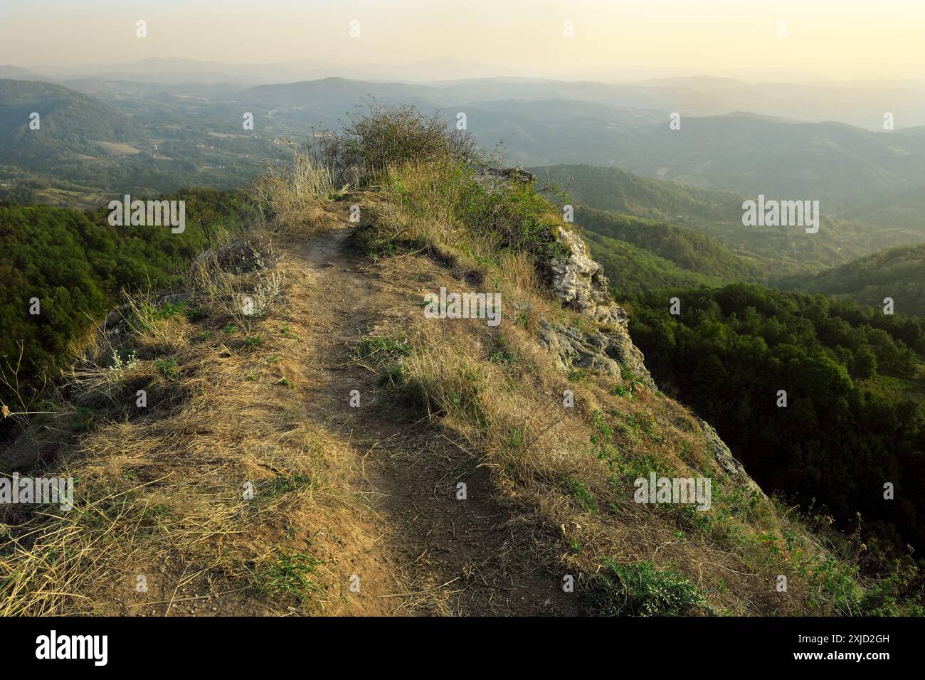 Am Ende des Wanderweges auf dem Hügel Ostrvica wunderschöne Landschaft von Sumadija in Zentralserbien Stockfoto