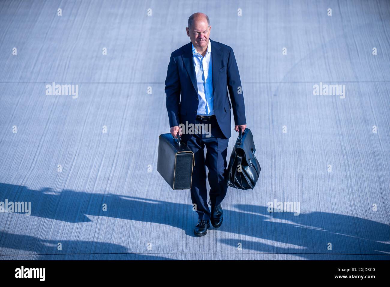 18. Juli 2024, Brandenburg, Schönefeld: Bundeskanzler Olaf Scholz (SPD) besteigt ein Flugzeug der Luftwaffe, um nach Großbritannien zu fliegen. Scholz nimmt am Gipfel der Europäischen Politischen Gemeinschaft Teil. Rund 50 europäische Staats- und Regierungschefs werden am Gipfel des Premierministers teilnehmen. Foto: Michael Kappeler/dpa Stockfoto