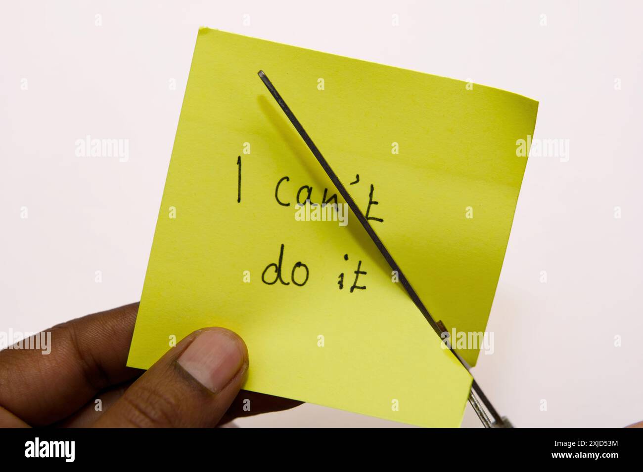„Ich kann es nicht“ mit einem einzigen Schritt in „Ich kann es tun“ verwandeln, was Motivation und positives Denken symbolisiert. Stockfoto