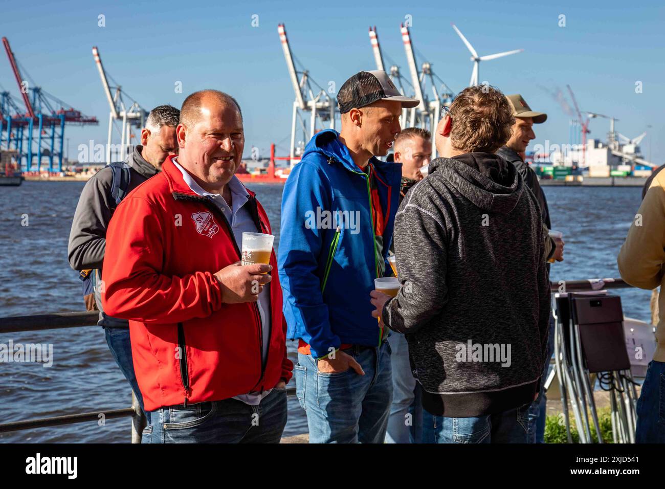 Männer trinken Bier an der Elbe vor der Altonaer Fischauktionshalle am Sonntagmorgen im Hamburger Stadtteil Altona Stockfoto