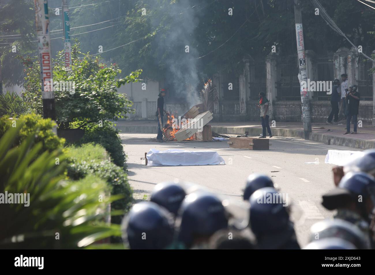 Studenten protestieren gegen das Quotensystem für Regierungsjobs in Dhaka Bangladesch Polizeipersonal feuert Tränenbomben, während Studenten gegen Quoten für Regierungsjobs an der Dhaka Universität in der Hauptstadt am 17. Juli 2024 protestieren. Am 17. Juli trauerten Schüler in Bangladesch, die bei Protesten über die Einstellungsregeln für den öffentlichen Dienst getötet wurden, einen Tag nachdem die Regierung die unbestimmte Schließung von Schulen landesweit angeordnet hatte, um die Ordnung wiederherzustellen. Studenten setzten Holz und Motorrad in Brand, als sie gegen Quoten in Regierungsjobs protestieren Dhaka Dhaka District Bangladesch Copyright: XHabiburxRahmanx Stockfoto