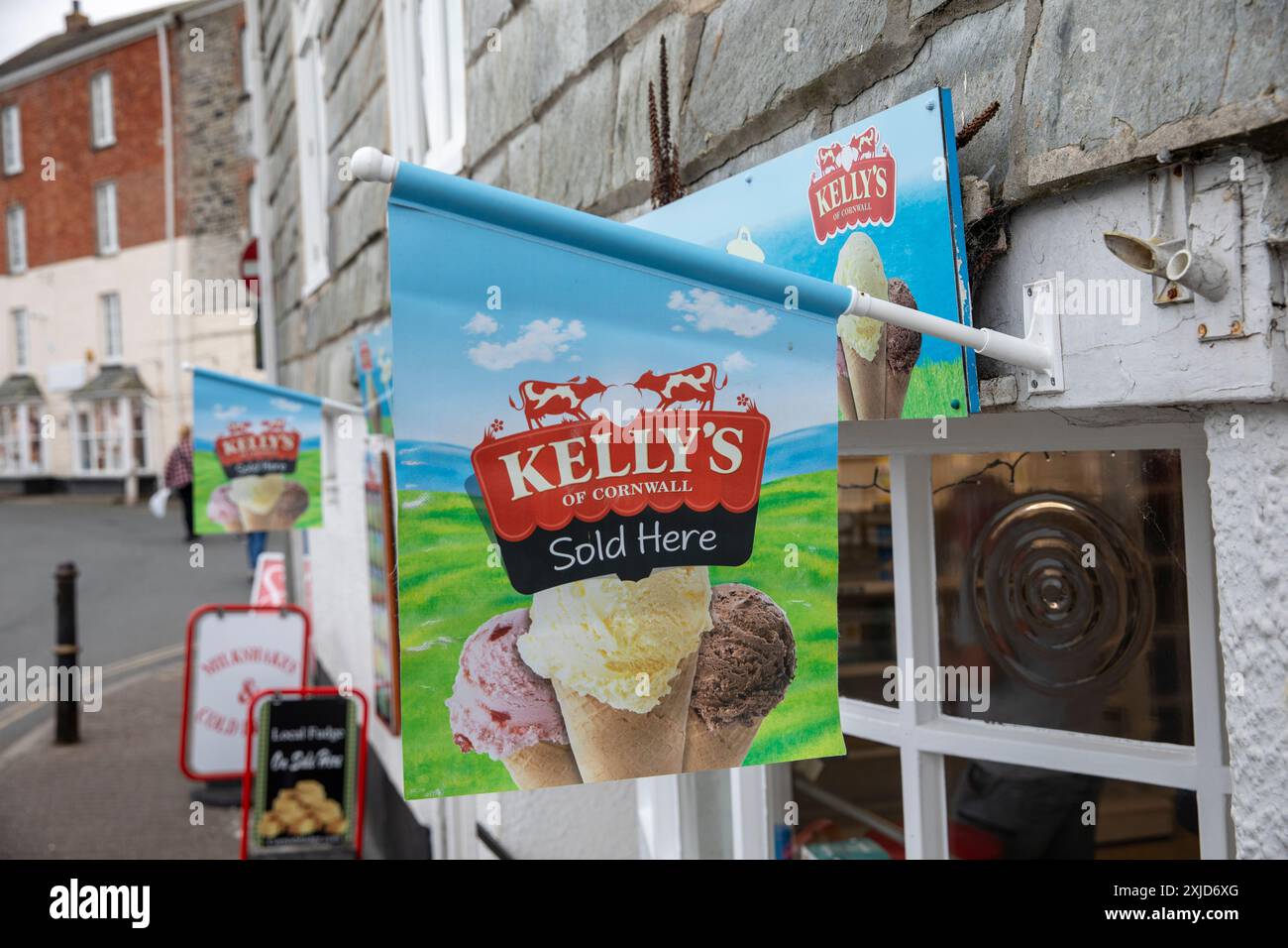 Cornish Ice Cream, Banner vor dem Laden in Padstow, das Kelly's of Cornwall Ice Cream, England, UK, 2023 anzeigte Stockfoto