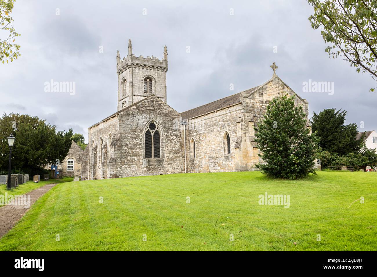 Saxton ist ein Dorf etwa 19 Meilen von Leeds entfernt. Die Kirche Allerheiligen hat einen W-Turm, ein Schiff mit S-Portal und S-Kapelle sowie einen Chor mit N-Vestry. Stockfoto