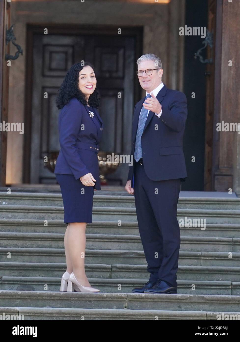 Der Präsident des Kosovo, Vjosa Osmani, wird von Premierminister Sir Keir Starmer zum Gipfel der Europäischen Politischen Gemeinschaft im Blenheim Palace in Woodstock, Oxfordshire, begrüßt. Bilddatum: Donnerstag, 18. Juli 2024. Stockfoto