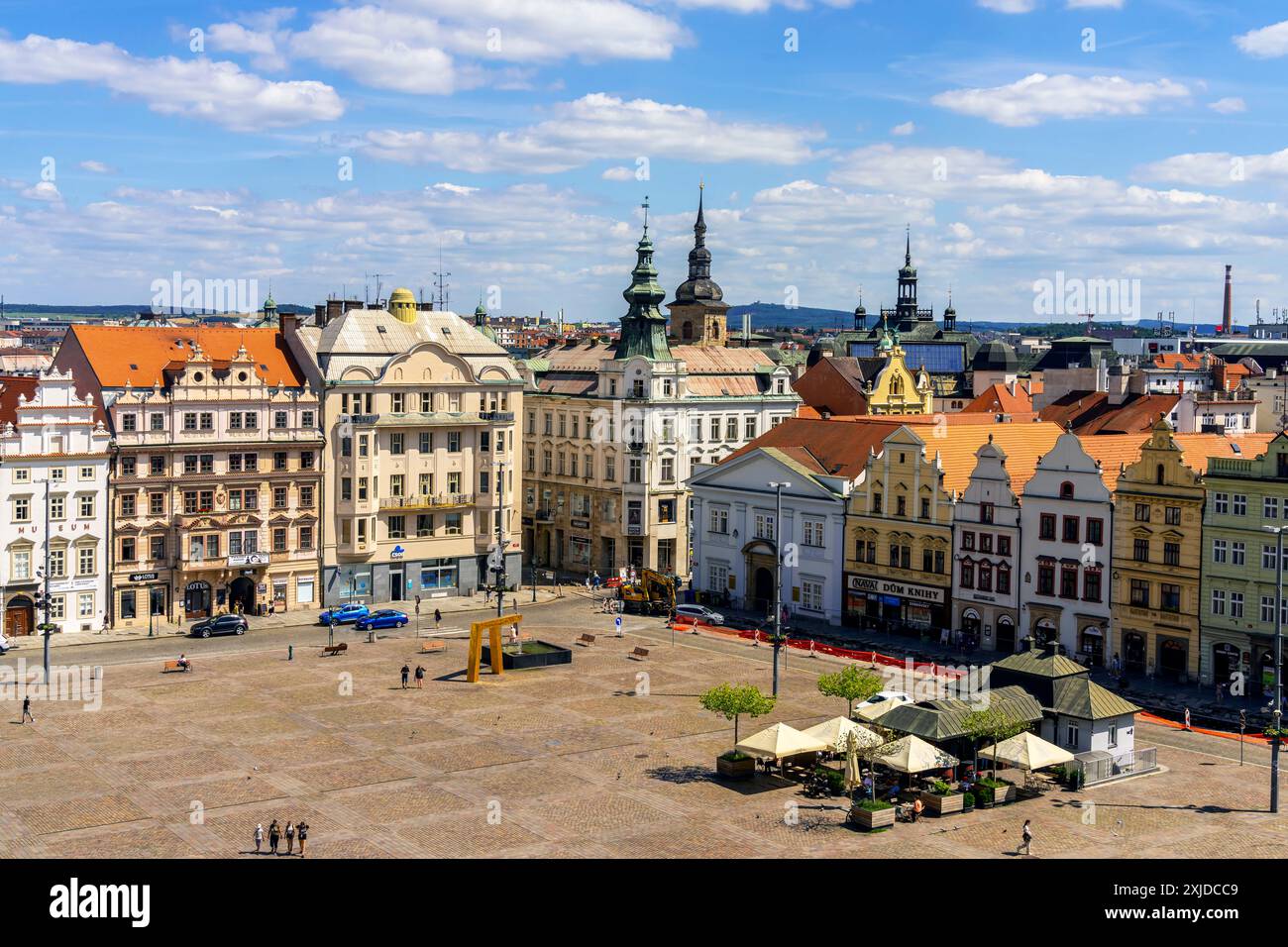 Erhöhter Blick auf den Platz der Republik in Pilsen (Plzeň), Böhmen, Tschechische Republik. náměstí Republiky (Platz der Republik) befindet sich im historischen Zentrum Stockfoto