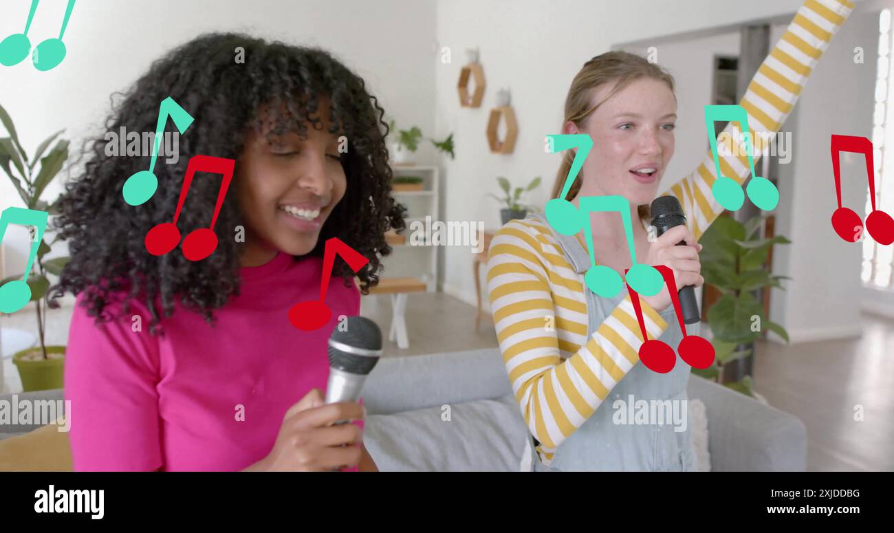 Bild von Musiknoten über fröhliche Mädchen im Teenageralter, die zu Hause Karaoke singen Stockfoto