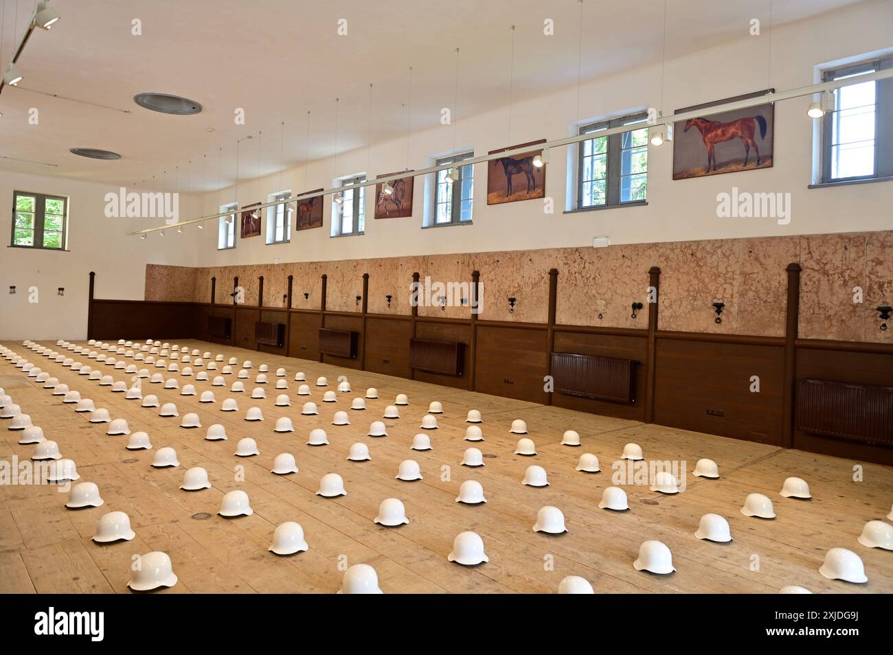 Bad Ischl, Oberösterreich, Österreich. Ai Weiwei Ausstellung in den Stallungen in Bad Ischl. Ai Weiweiweiweiweis Comat Vasen im Südstall der Kaiservilla Stockfoto