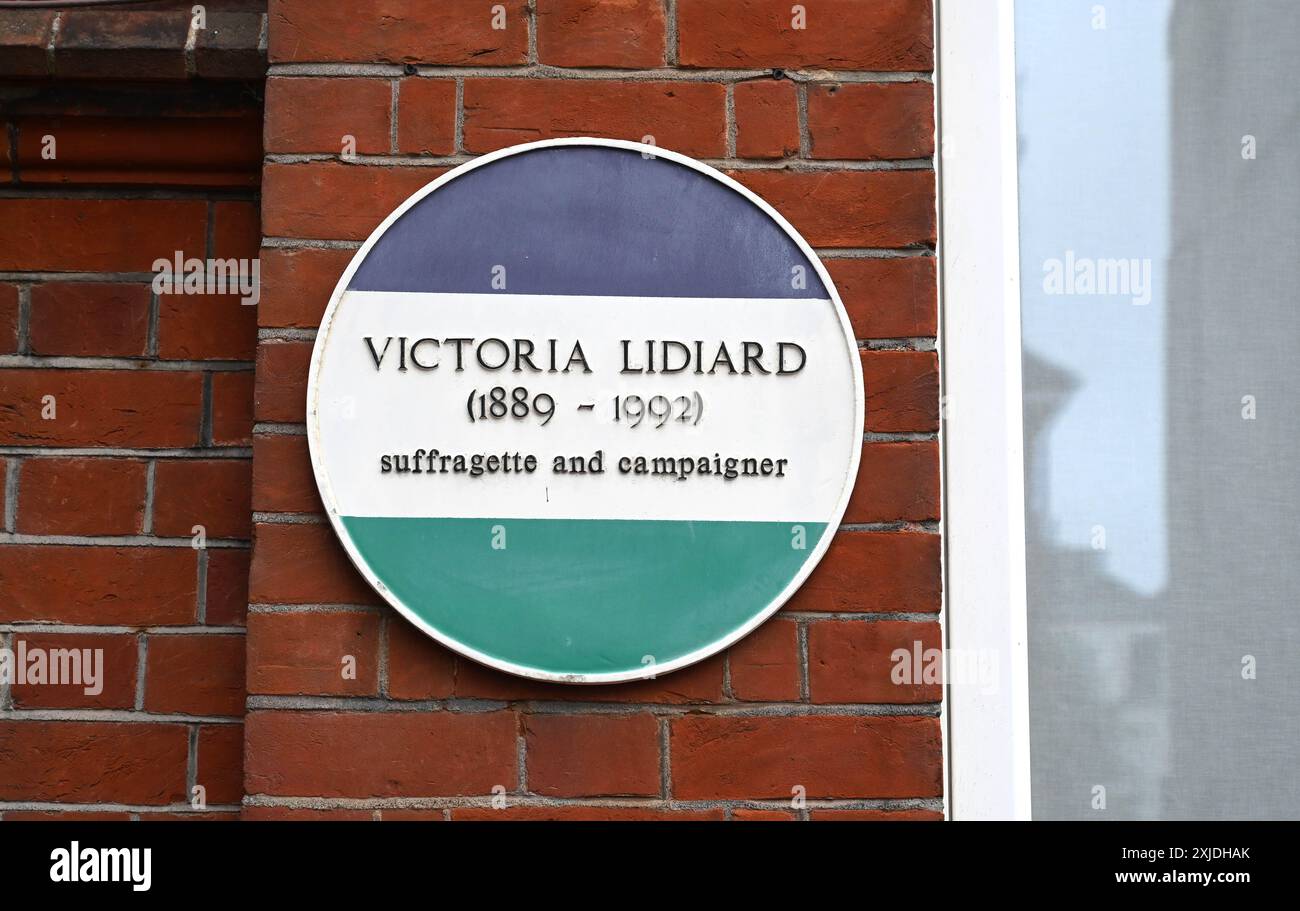 Eine Gedenktafel an Victoria Lidiard in der Palmeira Avenue Hove, wo sie lebte Victoria Lidiard war eine britische Sozialaktivistin, Optiker und christliche Autorin, die als die am längsten überlebende Suffragette in Großbritannien gilt. Lidiard setzte sich für Tierschutz, Vegetarismus und die Ordination von Frauen ein, England, Großbritannien Stockfoto